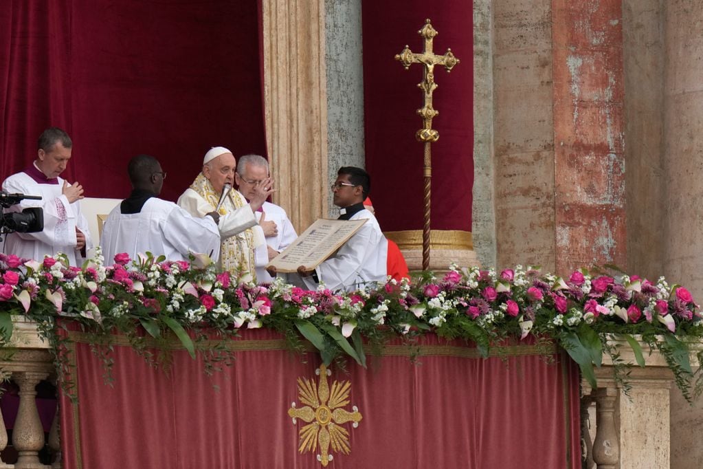 Domingo de Pascua. El papa Francisco impartió la bendición “Urbi et orbi” desde el balcón de San Pedro. Foto: AP