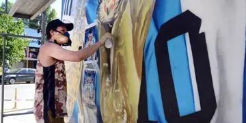 Rodrigo Muñoz, el artista de Neuquén que le rinde homenaje a Messi con murales.