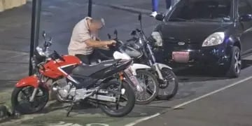 Dos individuos fueron captados en cámaras cuando intentaban robar un motociclo en Posadas