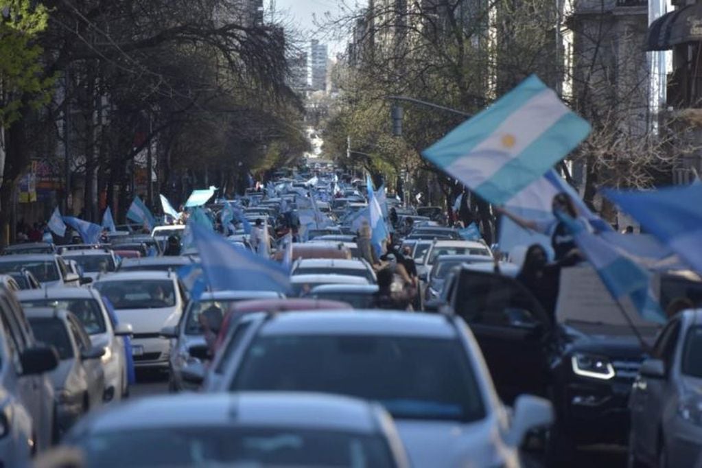 La caravana del banderazo avanazó por Vélez Sarsfield en el centro de la ciudad. La avenida Vélez Sarsfield