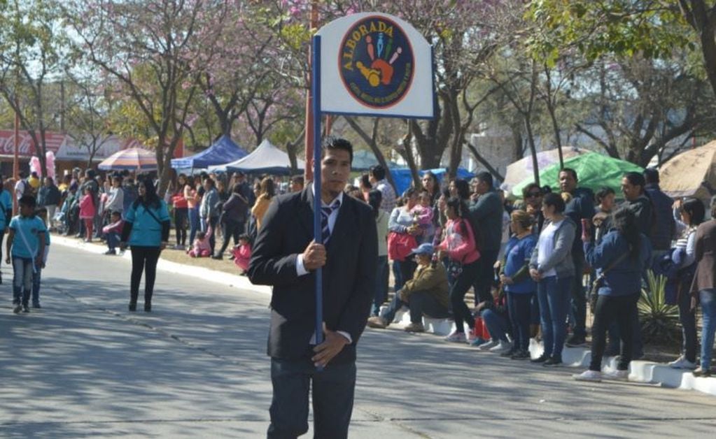 El público adhirió al acto y posteior desfile con motivo del 207° aniversario del Éxodo Jujeño, en San Pedro de jujuy.