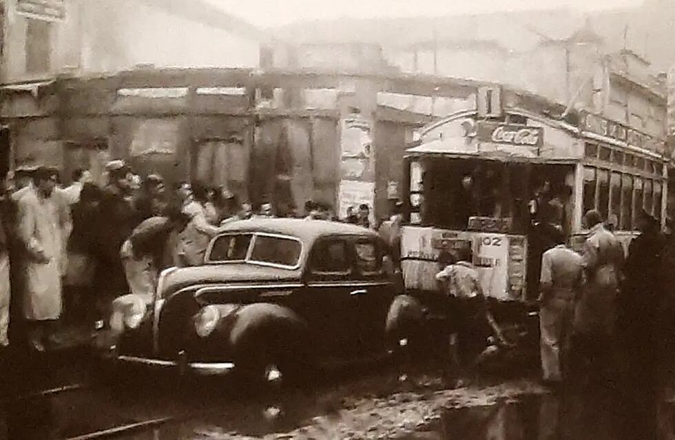 Esquina de San Martín y Santa Rosa,1940. Parece que el caos del tránsito no es tan novedoso en Córdoba.