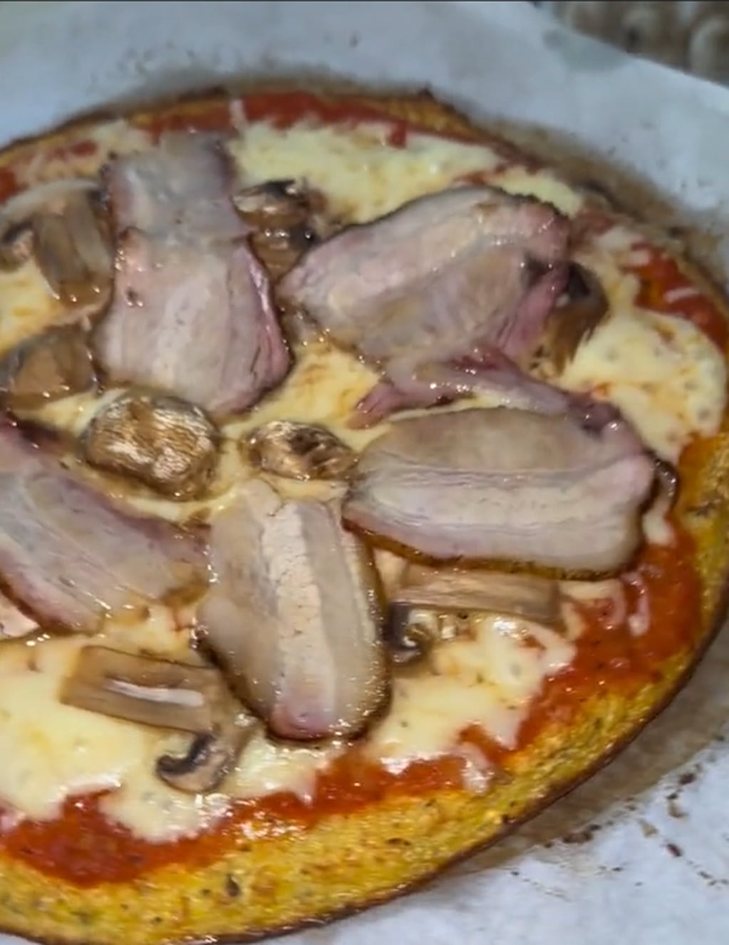 Pizza de coliflor: la receta rápida, fácil y keto que te convertirá en la estrella de la cocina