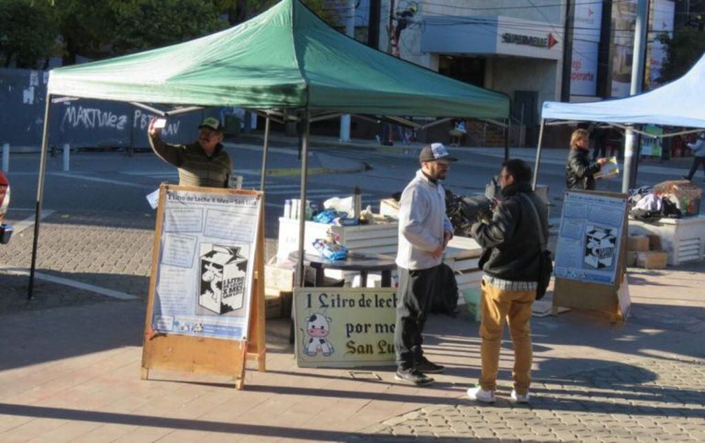 La campaña solidaria busca reunir mil litros de leche.