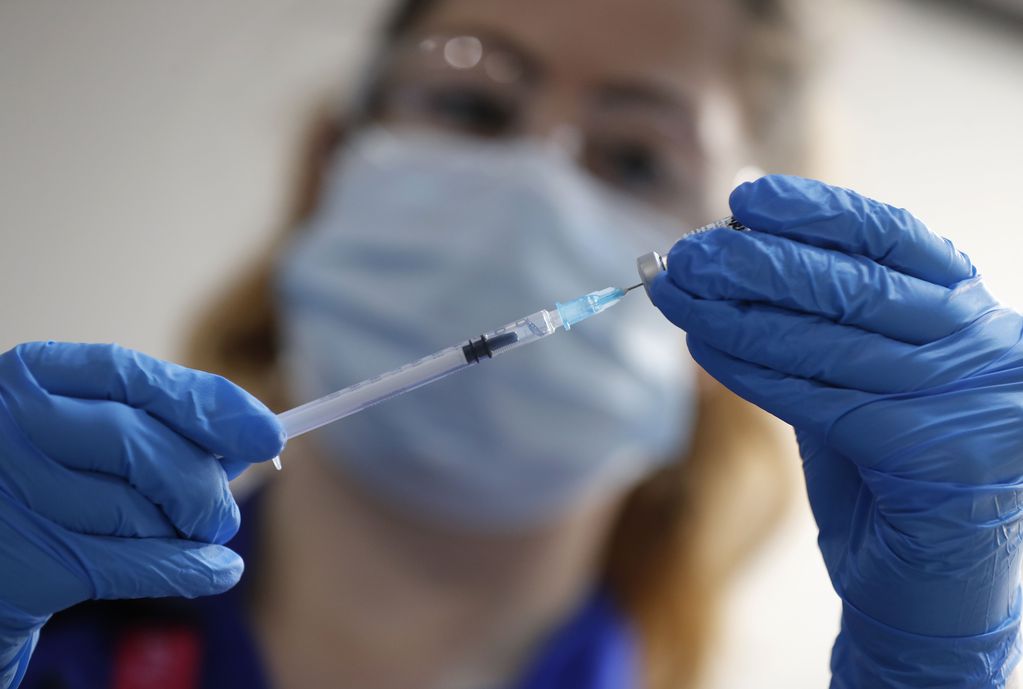 Una enfermera prepara una inyección de la vacuna contra el COVID-19 desarrollada por Pfizer y BioNTech. (AP Foto/Frank Augstein, Pool)