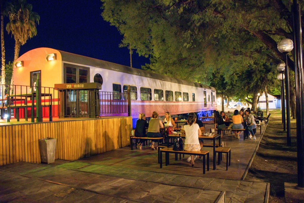 Vagones de trenes en desuso son reacondicionados como bares y restaurantes.