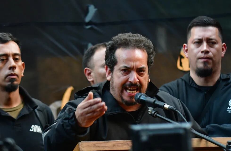 Alejandro Crespo, del Sutna, junto a otros delegados. (Foto / Clarín)