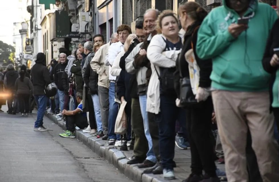 Extensas filas en los bancos porteños y del Conurbano para cobrar jubilaciones y planes sociales. (Clarín)