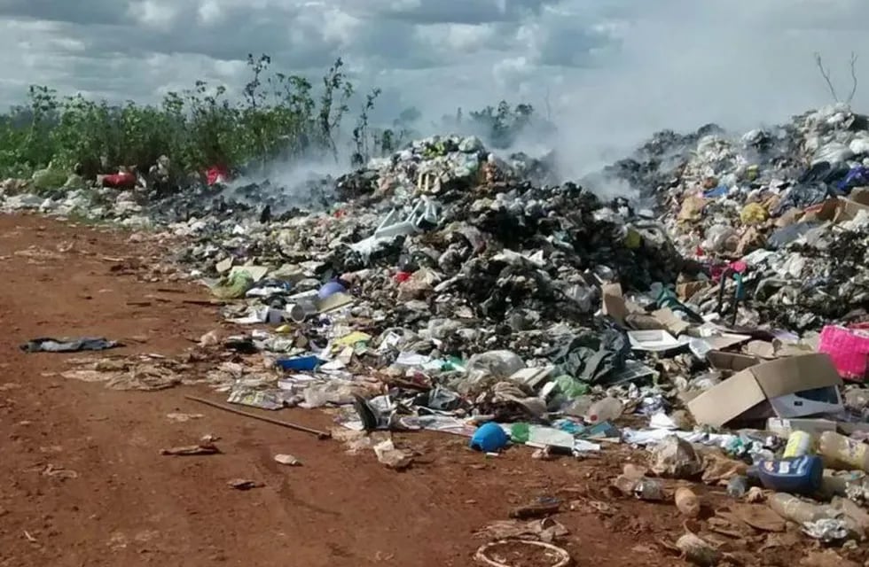 En el basurero municipal de Corrientes encontraron un ataúd con restos humanos en su interior.