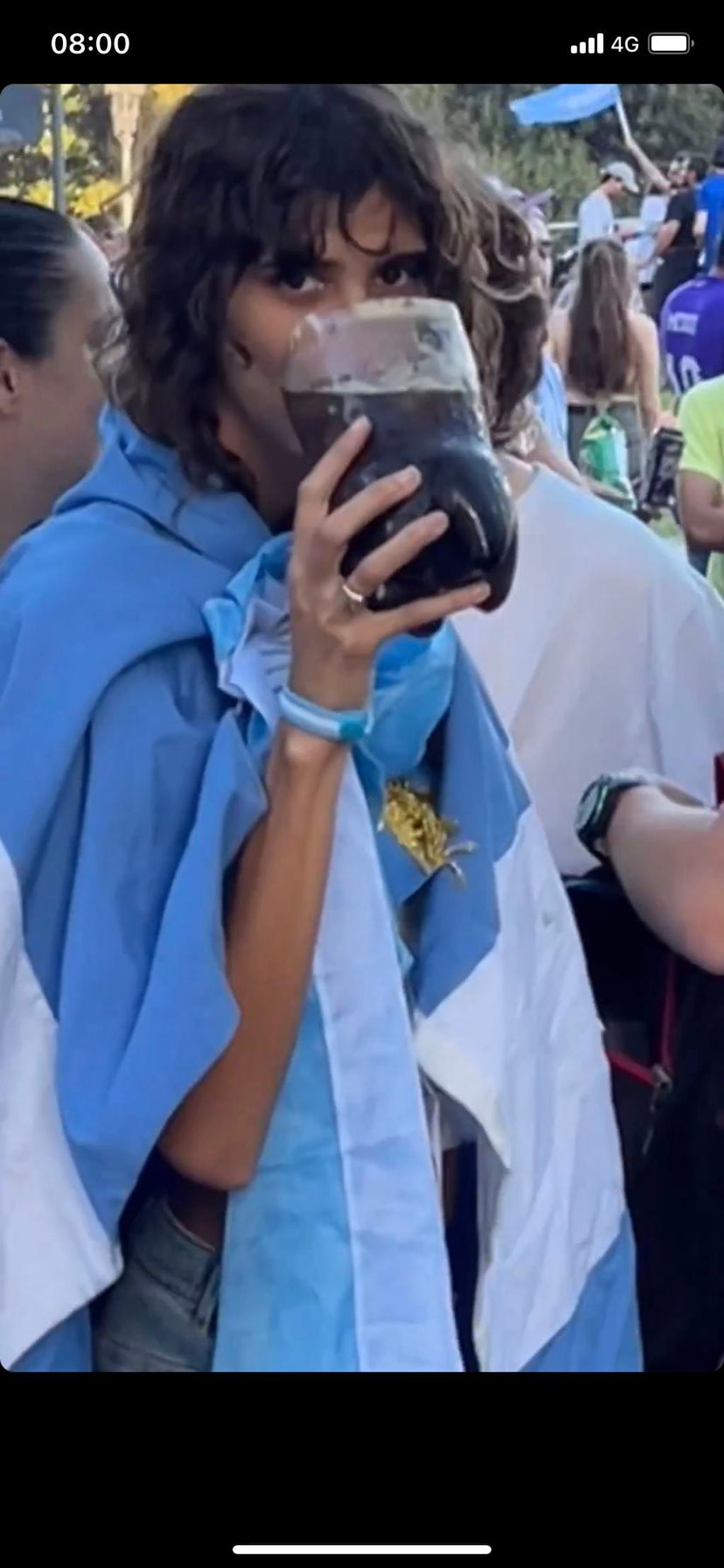 Mica Argañaraz paseó por el centro porteño para festejar la victoria de Argentina.