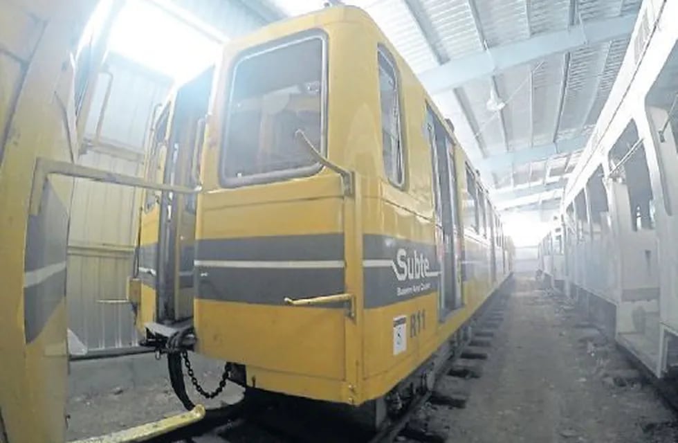 Los vagones Siemens se encuentran en los talleres, no tienen motor y lucen un importante estado de deterioro.