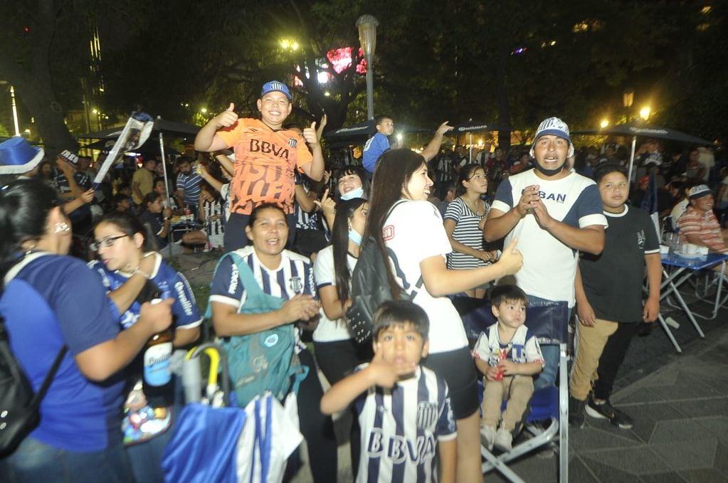 Las mejores fotos de los hinchas de Talleres alentando en Córdoba. (Javier Ferreyra)