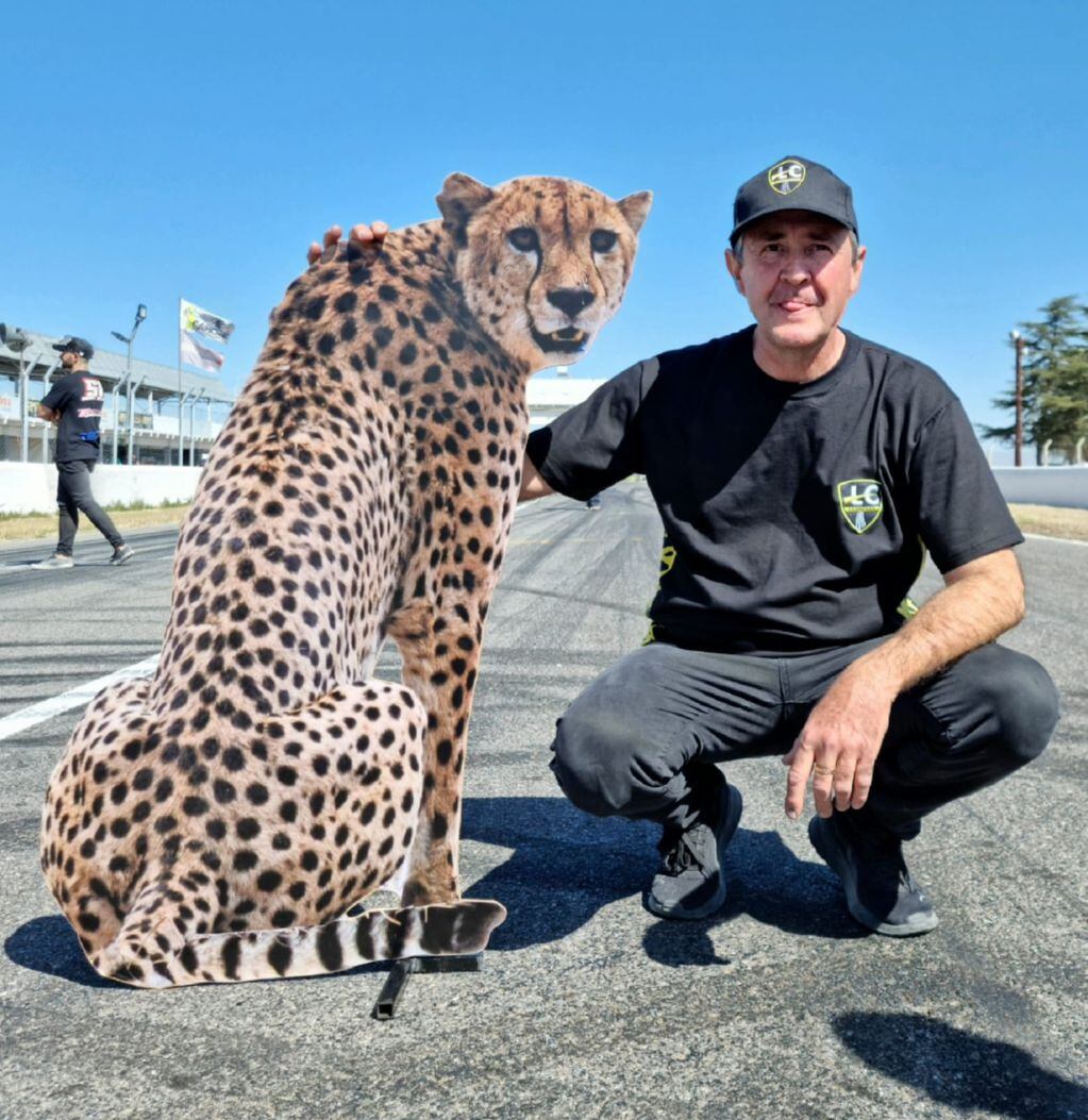 Jorge Ros, junto a la figura de un guepardo, animal emblema del equipo LC Carreras de Capicor.