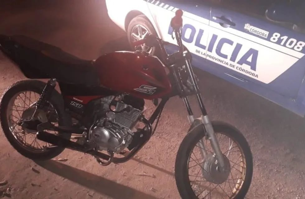 Alta Gracia: Tres personas iban en una motocicleta sin documentación ni casco, la Policía secuestró el rodado
