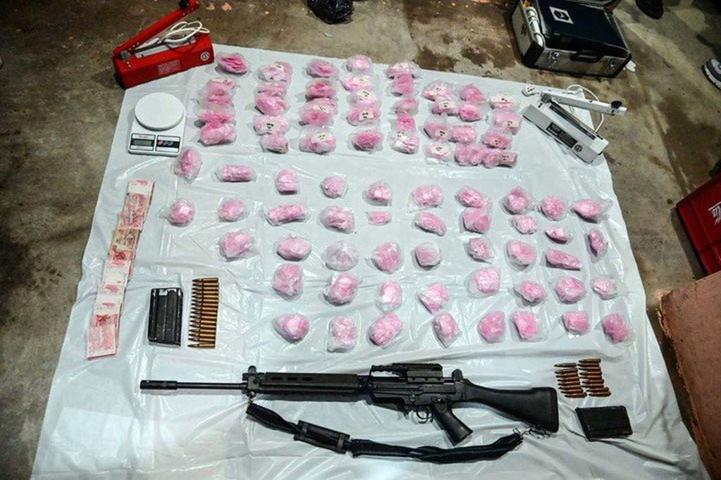 La policía secuestró drogas, armas y dinero que relacionan todo a la cocaína adulterada.