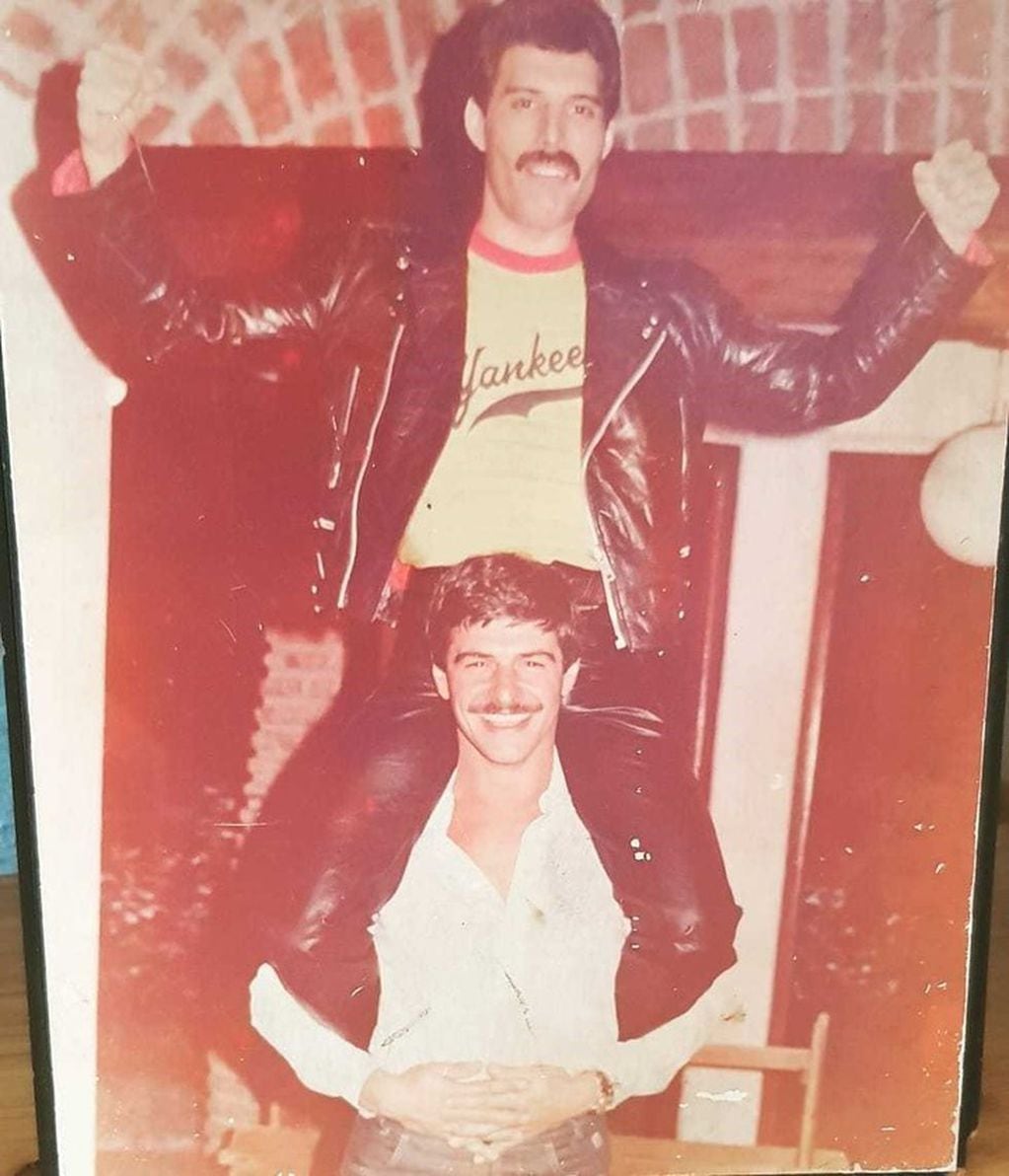 Ricardo Petracca junto a Freddie Mercury (Web)