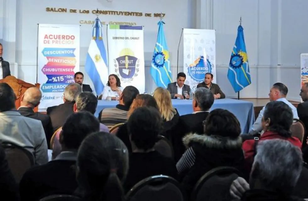 Mariano Arcioni junto los funcionarios de Chubut presentando el descuento del 15% para Semana Santa.