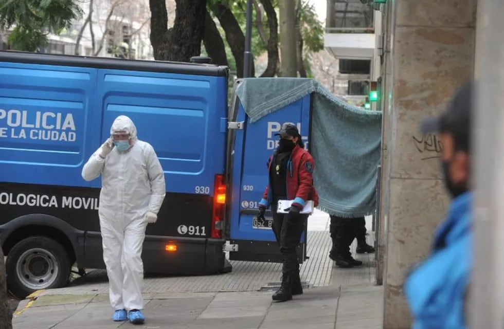 Se activó el protocolo sanitario en un geriátrico ubicado en la calle Ugarteche al 2800, del barrio porteño de Palermo, por 12 casos positivos y un muerto por coronavirus. (Clarín)