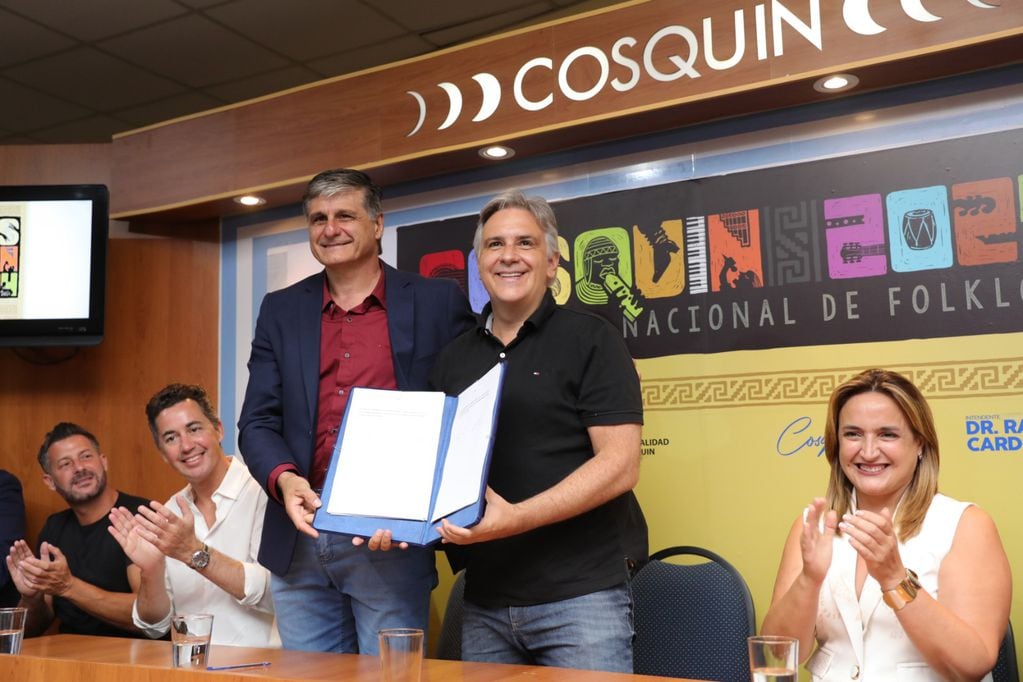 Cosquín 2024. El gobernador Martín Llaryora entregó un aporte de 90 millones de pesos al festival. (La Voz)
