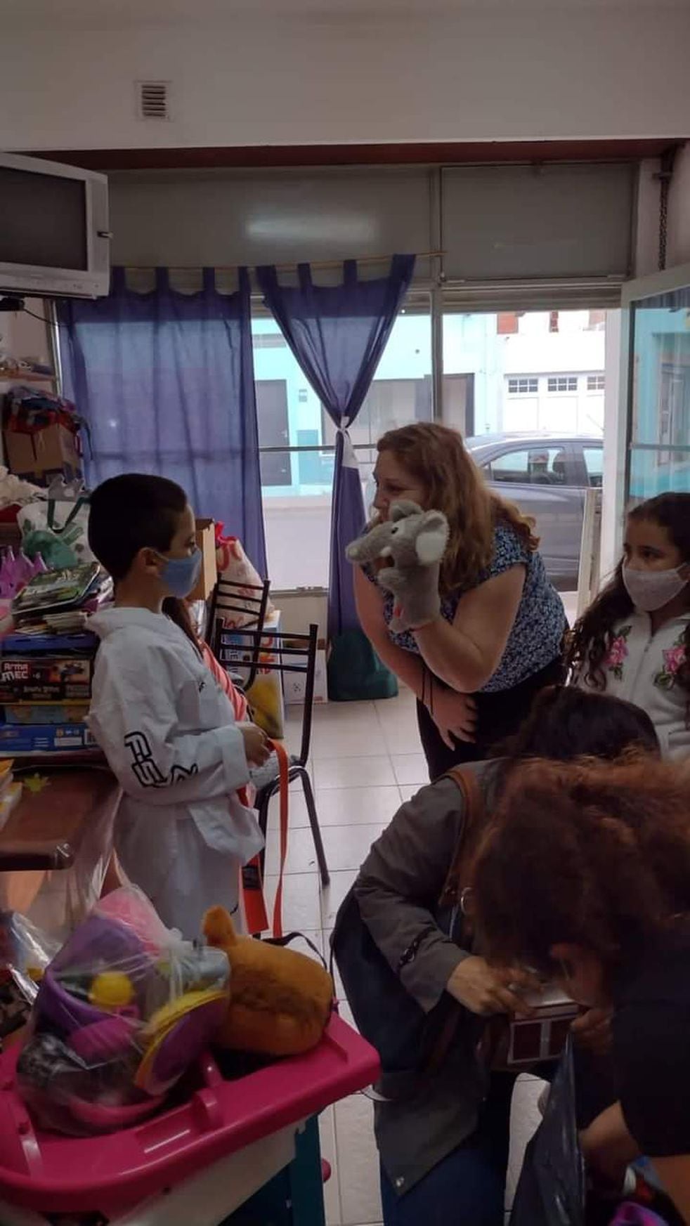 "El momento cuando reciben los juguetes, es el más satisfactorio", dijo Kevin, integrante del Hospital de Juguetes Viedma.