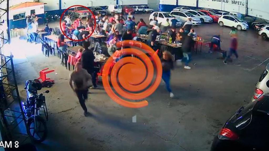 Video: desde adentro, así fue el ataque a balazos en el club Yapeyú, en el acto del Soelsac que le costó la vida a Gabriela. (Captura El Doce.tv)