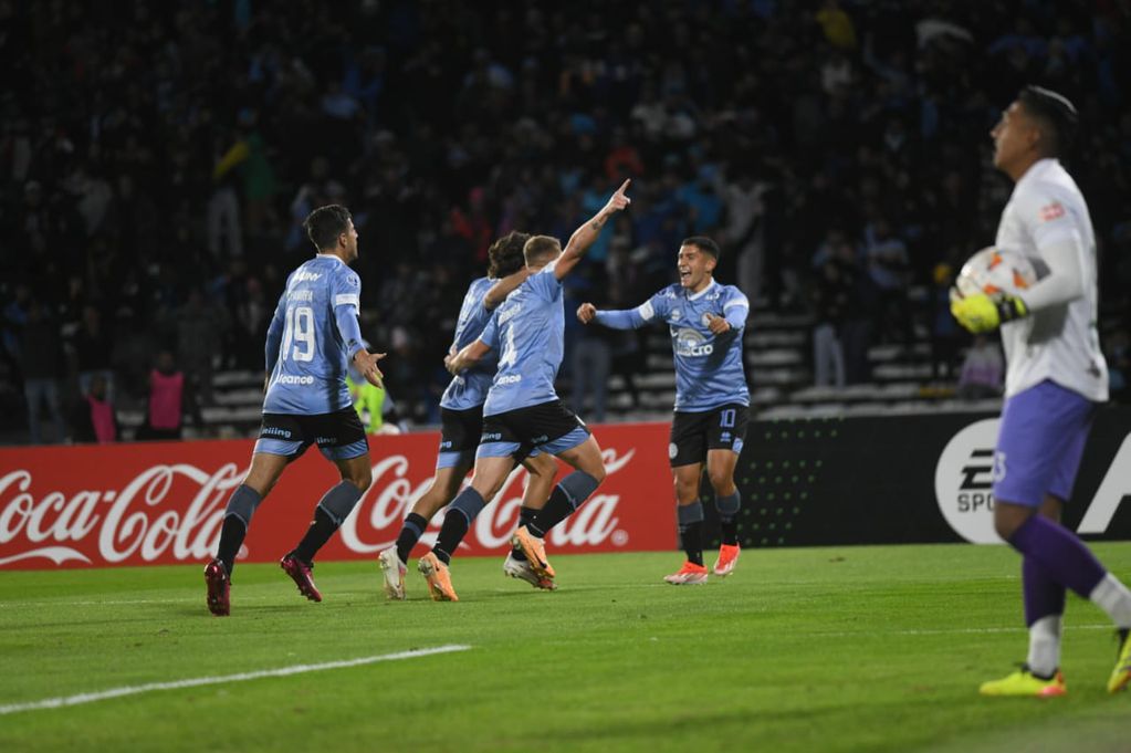 Todo Belgrano se abrazo con Juan Velázquez, autor del primer gol y de su primer tanto con la camiseta celeste. (Javier Ferreyra / La Voz)