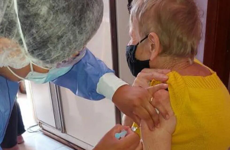 En Caleta Olivia comenzaron a aplicar la vacuna sputnik V a mayores de 90 años