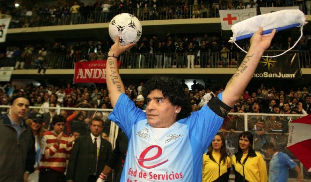 Maradona, ante 10 mil personas que colmaron el Aldo Cantoni para a verlo jugar en la Selección Argentina de Showbol.