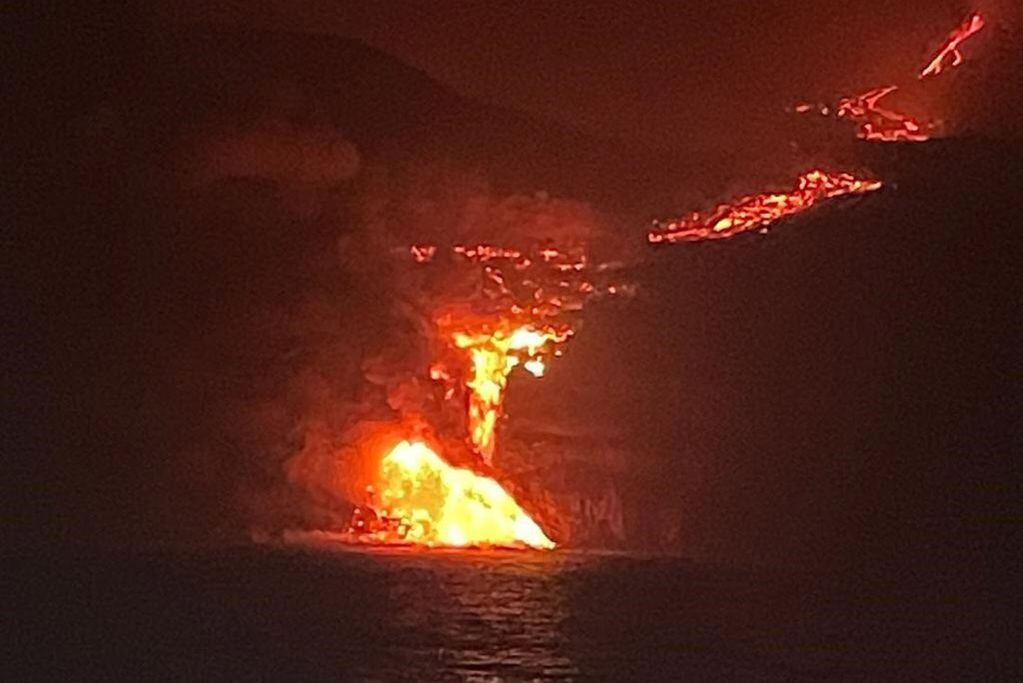 La colada de lava en el momento en que alcanza el mar en la isla de La Palma, en una imagen tomada desde el buque oceanográfico Ramón Margalef. Foto DPA/Europa Press.