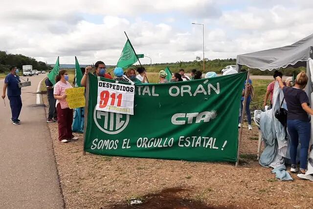 Trabajadores de salud cortan el paso en la ruta de ingreso a Orán y piden mejoras laborales