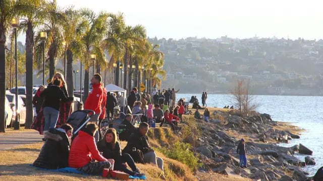 Solcito. En Carlos Paz, los turistas aprovecharon ayer los rayos de sol para calentarse junto al lago. (La Voz)