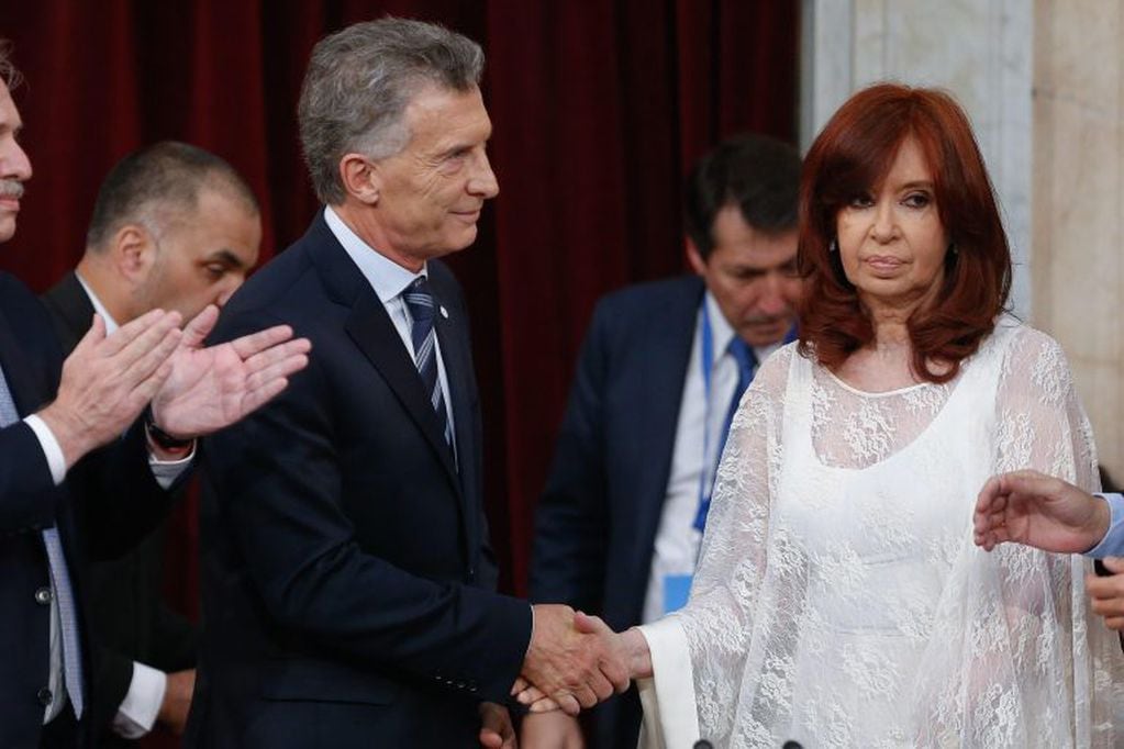 Cristina Fernández y Mauricio Macri durante la ceremonia de asunción (EFE/ Juan Ignacio Roncoroni).