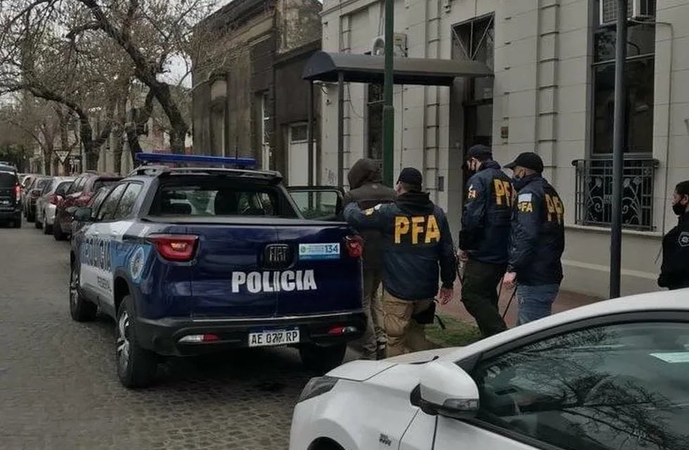 Así se lo llevaban detenido a Agustín Andereggen, exrepresentante del Ministerio de Seguridad en Rafaela, durante la gestión de Maximiliano Pullaro