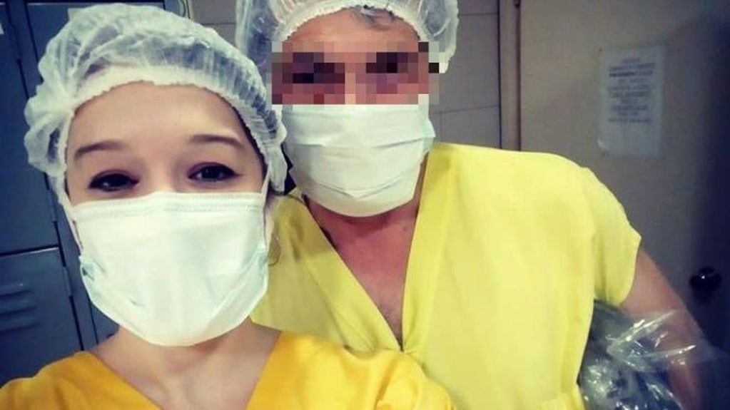 Podrían sancionar a los médicos de Berazategui por sacarse selfies durante una cesárea.