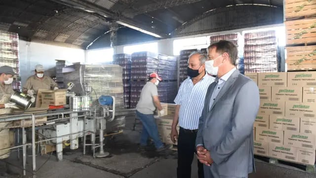 Rodolfo Suárez visitó la conservera Tiempo Libre en San Rafael