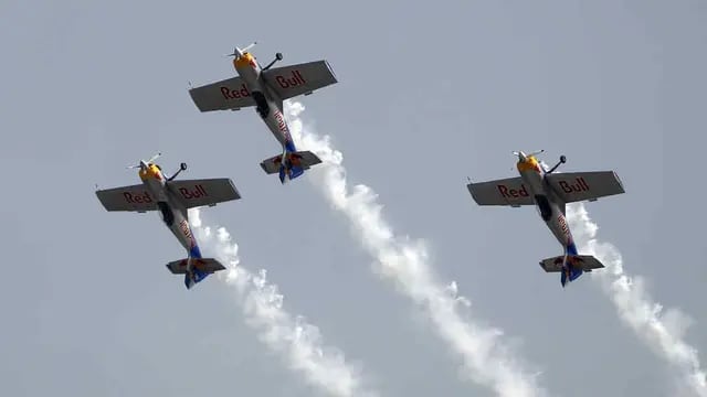 INDIA. Dos aviones que participaban en una prueba de acrobacia aérea se rozaron en el cielo (AP).