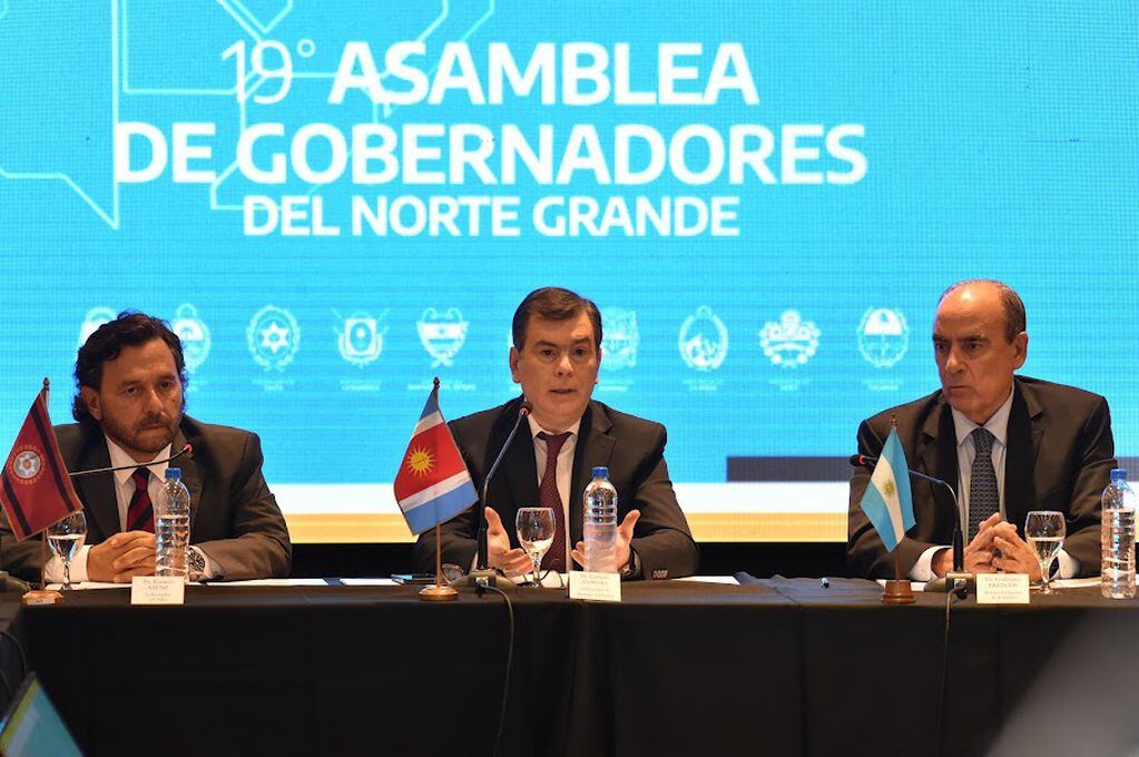 Los gobernadores Gustavo Sáenz (Salta) y Gerardo Zamora (Santiago del Estero) junto al ministro Guillermo Francos (Foto: Prensa Norte Grande)