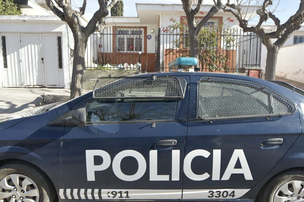 La policía en la casa de la bebé que murió como producto de los golpes. Esto es en manzana 15 del barrio Infanta.