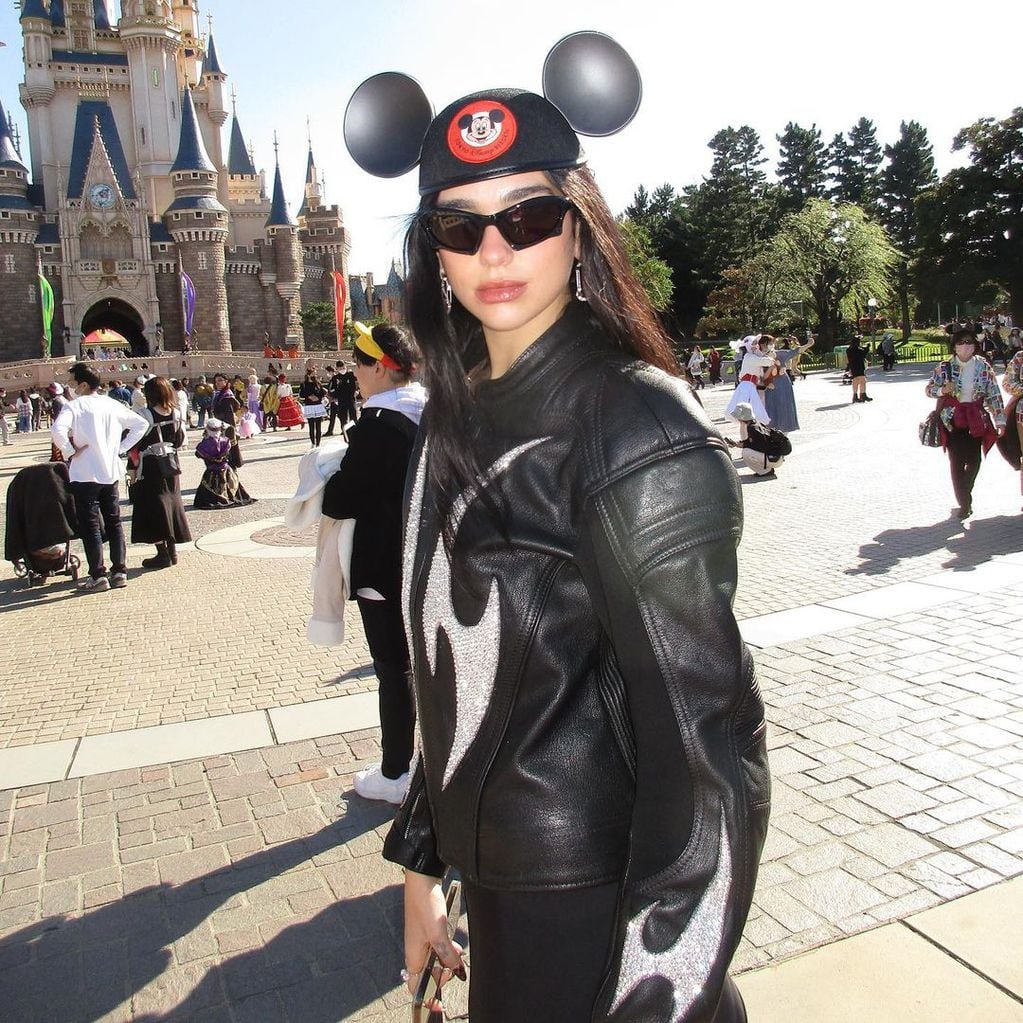 Dua Lipa disfrutó del día en los parques de Disney en Tokio.