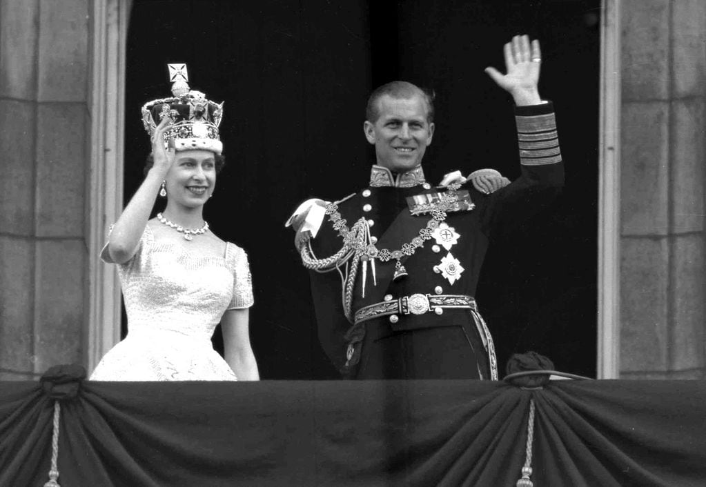 La Reina Isabel y el duque de Edimburgo saludan luego de la coronación de la Reina en el balcón del Buckingham Palace. Isabel de Windsor se convirtió en reina de Inglaterra el 6 de febrero de 1952.