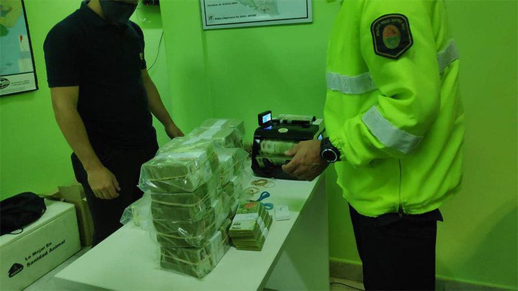 Dinero que trasladaba un tresarroyense y fue incautado por la policía de Entre Ríos (foto: El día de Gualeguaychú)