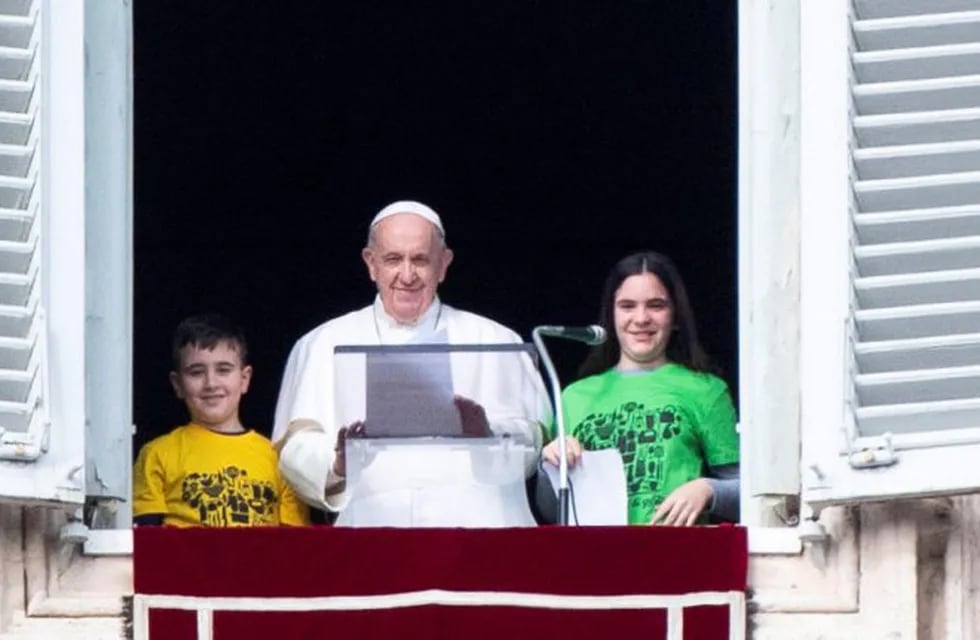 Vatican City (Vatican City State (holy See)), 26/01/2020.- Pope Francis with children at the window of his office during the Angelus prayer at the Vatican, 26 January 2020. (Papa) EFE/EPA/CLAUDIO PERI