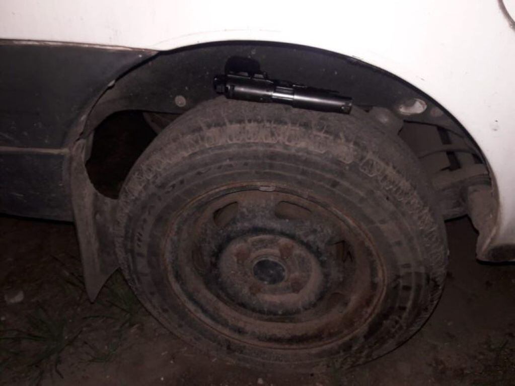 El arma que se sospecha fue utilizada en ataque de Chacabuco al 3900 fue dejada por el presunto agresor sobre la rueda de un auto. (Ministerio de Seguridad)