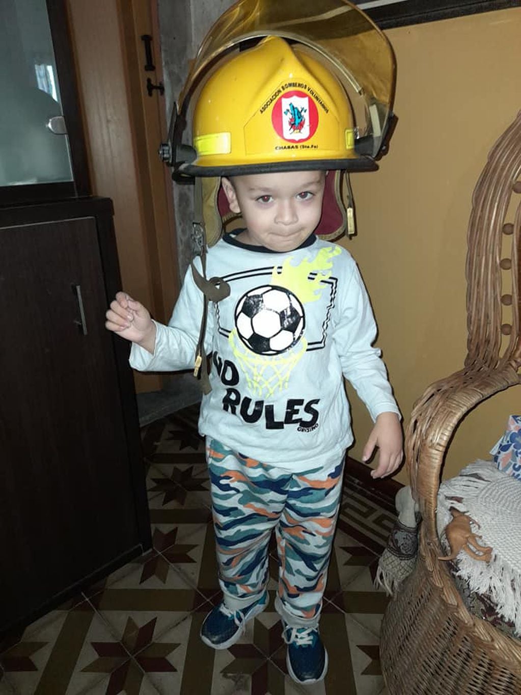 Los bomberos de Chabás le regalaron un casco a Nico con su nombre.