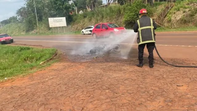 Oberá: una motocicleta fue consumida por el fuego mientras circulaba