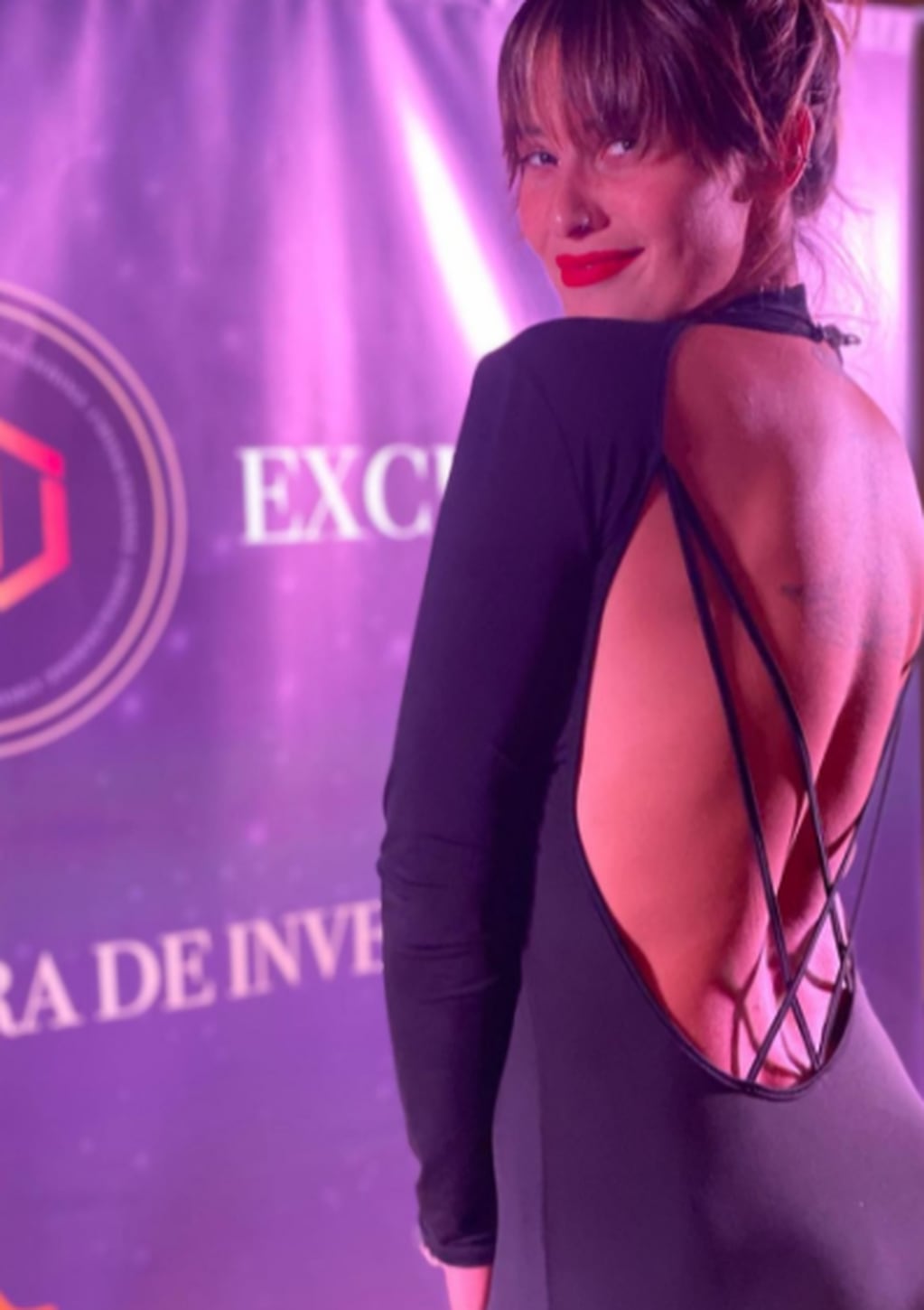 Ivana Nadal luciendo un imponente vestido negro con espalda abierta.