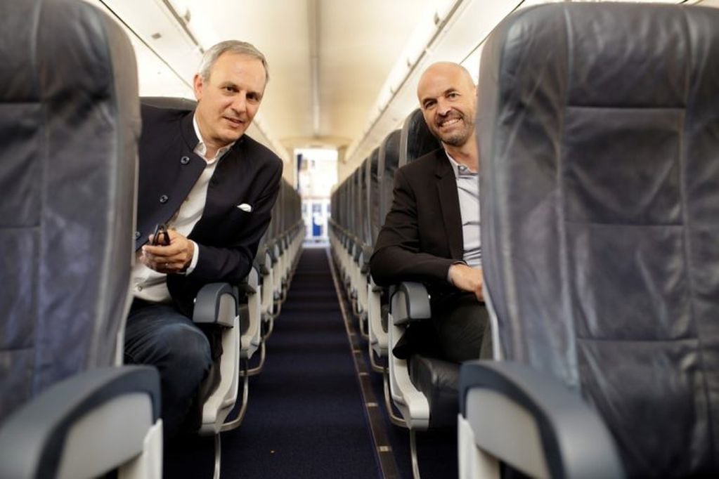 Julian Cook junto al ministro de Transporte, Guillermo Dietrich, al presentar el primer avión de Flybondi, que comenzó a operar en enero de 2018.