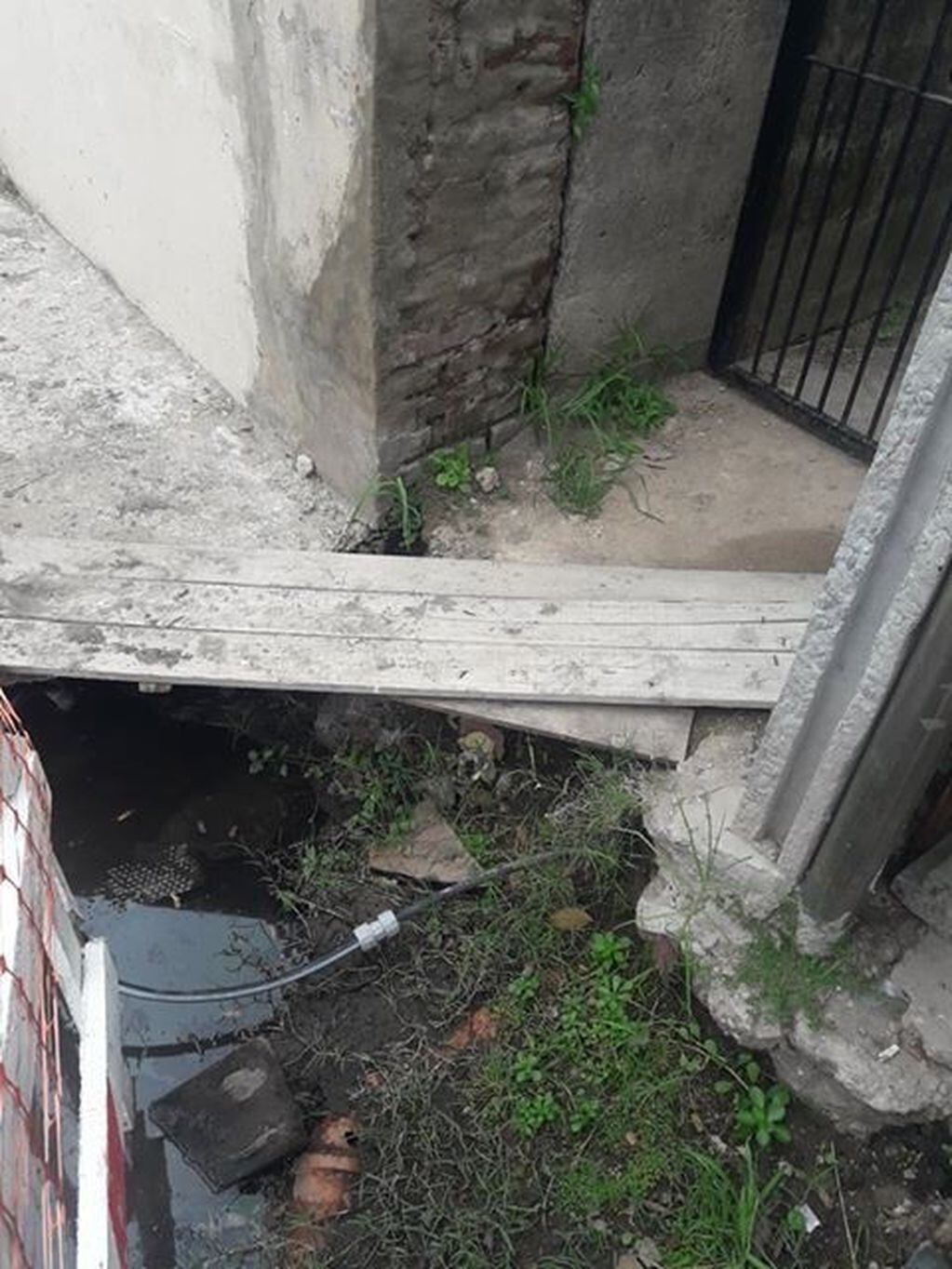 Un vecino de Berisso reclama por un caño roto de agua en la puerta de su casa