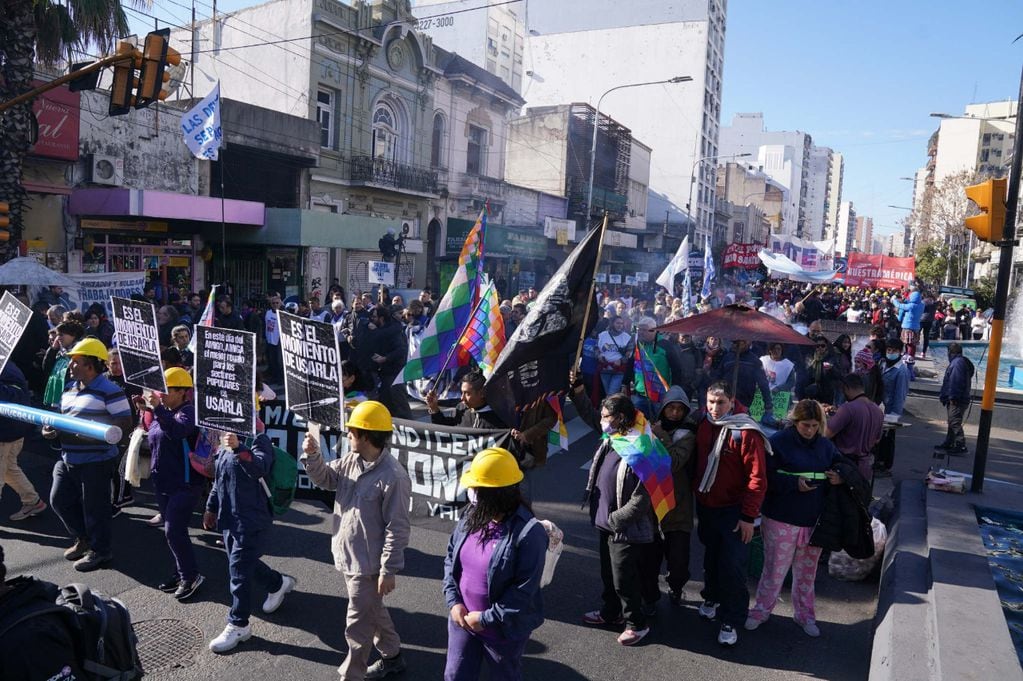 Marcha de las organizaciones sociales, oficialistas y opositoras cortan los principales accesos a la Ciudad. Juan Grabois presente en el Puente Pueyrredon. Foto: Clarín.