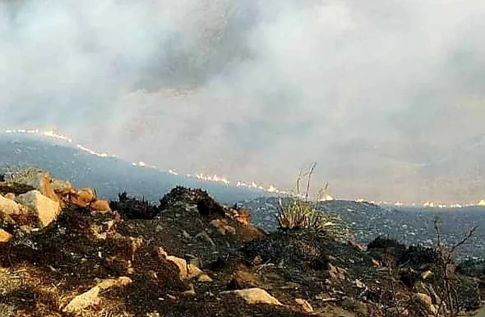 Avanza el fuego desde el Pan de Azúcar hacia La Calera. (Foto: Facebook / Revista La Unión Regional).